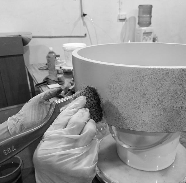 Demonstration of the craftsmanship of cement washbasins